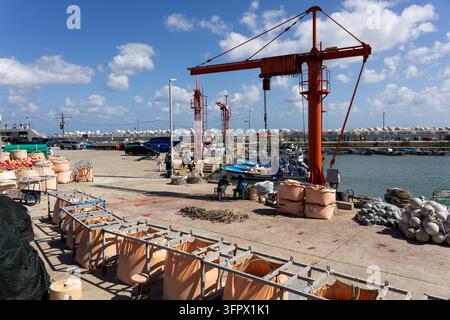 Corée du Sud, Busan - 22 sep 2026 : Port de pêche avec des grues orange et des bateaux amarrés à Cheongsapo Busan Corée du Sud Banque D'Images