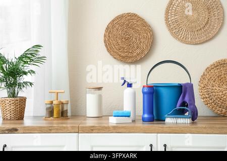 Service de nettoyage de la maison et nettoyage de printemps, fournitures et équipement pour l'entretien et l'hygiène du foyer sur un comptoir de cuisine avec des éléments de décoration naturels Banque D'Images