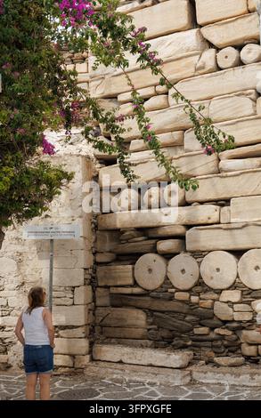 Ancienne muraille du Kastro construite à partir de vieilles pierres de marbre taillées récupérées, ville de Parikia, Paros, Grèce. Banque D'Images