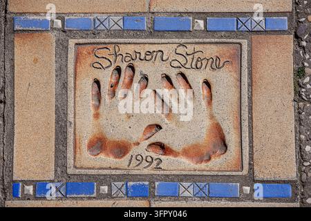 Les empreintes de main et la signature emblématiques de l'actrice Sharon Stone de 1992 sur le célèbre Walk of Fame à Cannes Banque D'Images
