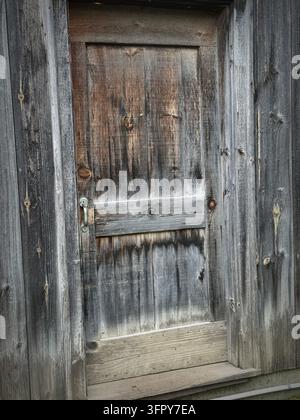 Une vieille porte usée à la ferme de Hudak à Saint Albans, Vermont. Banque D'Images