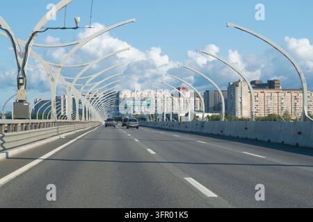 SAINT-PÉTERSBOURG, RUSSIE - 18 AOÛT 2024 : Sur le Western High-Speed Diameter (WSD) par une journée ensoleillée d'août. Saint-Pétersbourg Banque D'Images