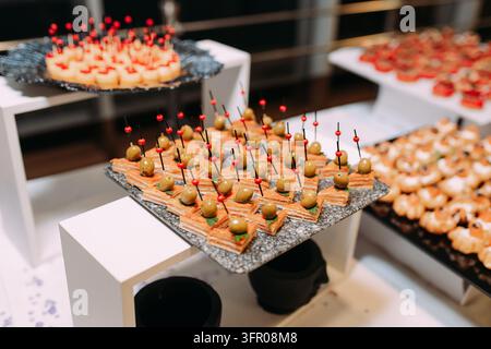 Appétits élégants en buffet avec des canapés garnis d'olives lors d'un événement de catering Banque D'Images