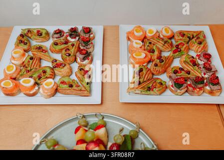 Assortiment élégant de canapés gastronomiques et d'amuses-gueules sur des plateaux de service Banque D'Images