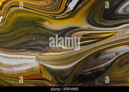 Fond d'art abstrait fluide présentant des couches liquides lisses jaunes, vertes, brunes et blanches Banque D'Images