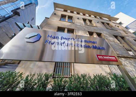 Francfort, Allemagne, 4 octobre 2026 : Panneau en acier inoxydable de la Chambre des Métiers de Francfort-Rhin-Main devant sa façade en grès à Francfor Banque D'Images