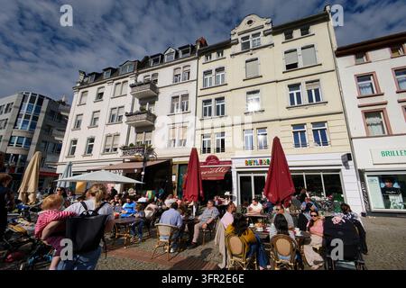 Francfort, Allemagne, 4 octobre 2026 : Des gens profitant des cafés en terrasse et des boutiques le long des façades historiques de la vibrante rue Berger à Francfort-Bornheim et Banque D'Images