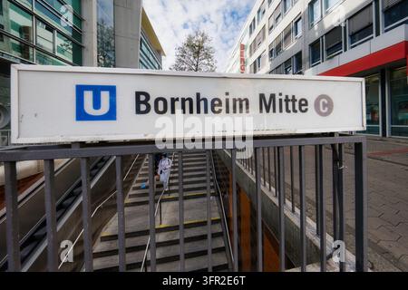 Francfort, Allemagne, 4 octobre 2026 : Panneau de la station de métro Bornheim Mitte sur la Berger Strasse à Francfort avec escaliers d'entrée et mod environnant Banque D'Images