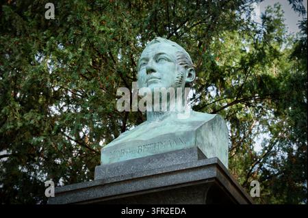Francfort, Allemagne, 4 octobre 2026 : Buste en bronze de Moritz von Bethmann sur un piédestal en pierre entouré d'arbres verts dans le parc Bethmann de Francfort Banque D'Images