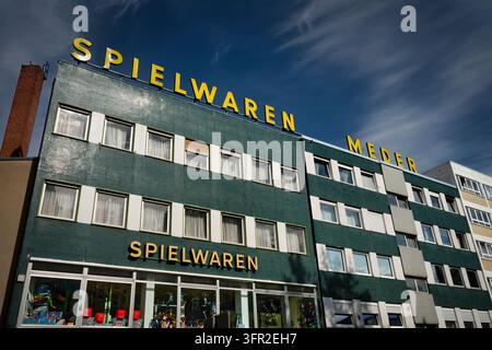 Francfort, Allemagne, 4 octobre 2026 : Façade rétro avec lettrage jaune de la boutique historique de jouets Spielwaren Meder sur la Berger Straße à Francfort-Bornheim Banque D'Images