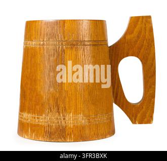 Mug en bois antique sur fond blanc. Mug en bois avec anse. Banque D'Images
