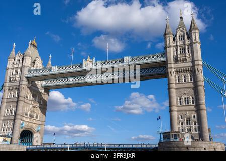 Pont de la Tour jumelée et passerelles de haut niveau à Londres Banque D'Images