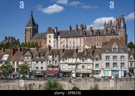 Vue de Gien, une ville française et la rive droite de la Loire réputée pour sa porcelaine, France Banque D'Images