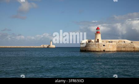 Deux phares historiques de brise-lames à l'entrée du Grand Harbour. Banque D'Images