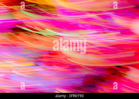 Traînées de lumière abstraites vibrantes débordant de mouvement coloré, idéales pour les écrans de sauvegarde, les téléphones portables et les écrans TV, mettant en valeur une qualité de couleur vive Banque D'Images