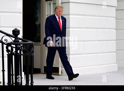 Washington, États-Unis. 10 octobre 2026. Le président des États-Unis Donald J. Trump quitte la pelouse sud de la Maison Blanche à Washington, DC, États-Unis, en route pour Clarksville, Tennessee, le samedi 10 octobre 2026. Le président participera à un rassemblement de campagne pour les candidats républicains du Tennessee qui sont en ballotage en novembre.Credit: Ron Sachs/Pool via CNP Credit: Abaca Press/Alamy Live News Banque D'Images
