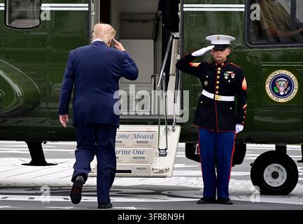 Washington, États-Unis. 10 octobre 2026. Le président des États-Unis Donald J. Trump salue la Garde marine alors qu'il quitte la pelouse sud de la Maison Blanche à Washington, DC, en route pour Clarksville, Tennessee, le samedi 10 octobre 2026. Le président participera à un rassemblement de campagne pour les candidats républicains du Tennessee qui seront sur le bulletin de vote en novembre. Photo de Ron Sachs/UPI Credit : UPI/Alamy Live News Banque D'Images