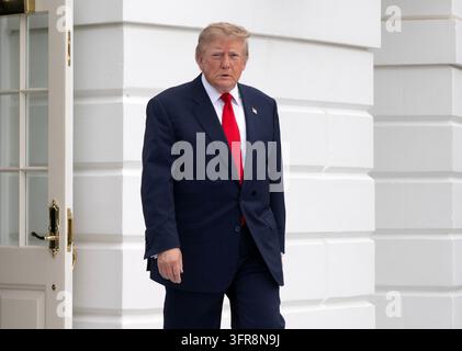 Washington, États-Unis. 10 octobre 2026. Le président des États-Unis Donald J. Trump quitte la pelouse sud de la Maison Blanche à Washington, DC, en route pour Clarksville, Tennessee, le samedi 10 octobre 2026. Le président participera à un rassemblement de campagne pour les candidats républicains du Tennessee qui sont en ballotage en novembre. Photo de Ron Sachs/UPI Credit : UPI/Alamy Live News Banque D'Images