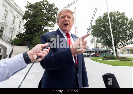 Washington, États-Unis. 10 octobre 2026. Le président des États-Unis Donald J. Trump s’exprime devant les médias avant de quitter la pelouse sud de la Maison Blanche à Washington, DC, en route pour Clarksville, Tennessee, le samedi 10 octobre 2026. Le président participera à un rassemblement de campagne pour les candidats républicains du Tennessee en lice en novembre. Photo de Ron Sachs/UPI Crédit : UPI/Alamy Live News Banque D'Images
