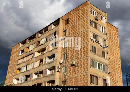 Vue en contre-plongée d'un immeuble d'appartements soviétique avec du linge suspendu aux balcons, Erevan, Erevan, Arménie Banque D'Images
