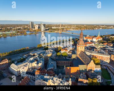 Vue aérienne de la cathédrale de Riga et de la vieille ville avec la Daugava, Lettonie Banque D'Images