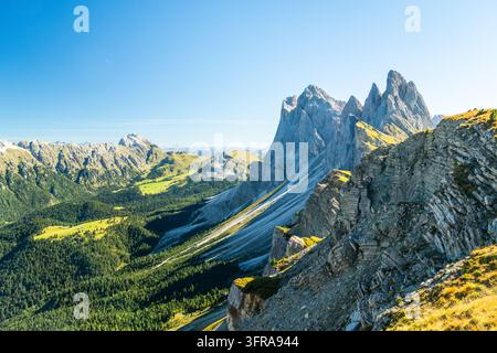 Vue panoramique large de la crête de Seceda et de la vallée verte, Dolomites, Italie Banque D'Images