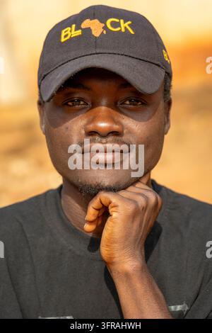 Portrait d'un homme reposant son menton sur sa main tout en portant une casquette, Région Maritime, Togoville, Togo Banque D'Images