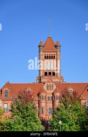 Wheaton, Illinois, États-Unis. Le pittoresque Old DuPage County Courthouse domine la skyline tn du centre-ville de Wheaton, Illinois. Banque D'Images