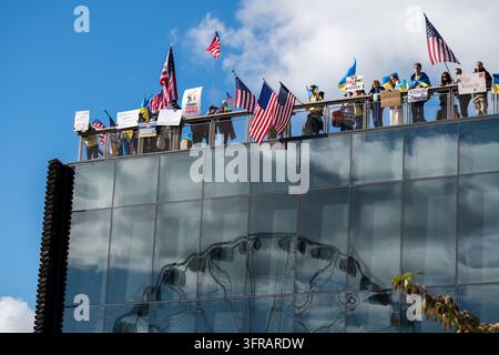 Seattle, États-Unis. 10 oct 2026. Les partisans de l'Ukraine se rassemblent sur les quais de Seattle suite à l'annonce que le président Trump acceptera une importante réserve de carburant diesel de Poutine pour soulager la crise énergétique aux États-Unis. La guerre dure depuis trois ans. Crédit : James Anderson/Alamy Live News Banque D'Images