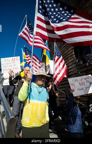 Seattle, États-Unis. 10 octobre 2026. Les partisans de l'Ukraine se rassemblent sur le front de mer de Seattle suite à l'annonce que le président Trump acceptera une importante réserve de carburant diesel de Poutine pour soulager la crise énergétique aux États-Unis. La guerre dure depuis trois ans. Crédit : James Anderson/Alamy Live News Banque D'Images