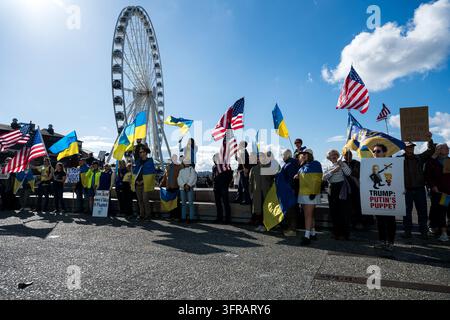 Seattle, États-Unis. 10 octobre 2026. Les supporters de l'Ukraine se rassemblent sur les quais de Seattle après l'annonce que le président Trump acceptera un important stock de carburant diesel de Poutine pour soulager la crise énergétique aux États-Unis. La guerre dure depuis trois ans. Crédit : James Anderson/Alamy Live News Banque D'Images