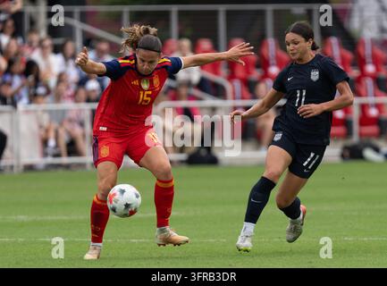 Washington, USA. 10 oct., 2026. WASHINGTON, DC - 10 OCTOBRE : La défenseuse américaine Sophia Wilson (11) envoie le ballon devant la défenseuse espagnole Laia Xodina (15) lors d'un match amical international entre les USA WNT et l'Espagne WNT à l'Audi Field, à Washington, DC, le 10 octobre 2026. (Photo de Tony Quinn/SipaUSA) Crédit : Sipa USA/Alamy Live News Banque D'Images