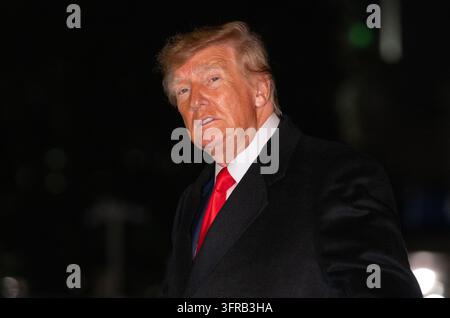 Washington, États-Unis d'Amérique. 10 octobre 2026. Le président des États-Unis Donald J. Trump arrive sur la pelouse sud de la Maison Blanche à Washington, DC, États-Unis, en provenance de Clarksville, Tennessee, après un rassemblement de campagne pour les candidats républicains du Tennessee inscrits sur le bulletin de vote en novembre, le samedi 10 octobre 2026. Crédit : Ron Sachs/Pool/Sipa USA Crédit : Sipa USA/Alamy Live News Banque D'Images