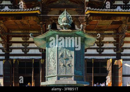 Nara, Japon - 26 sep. 2024, vue rapprochée d'une ancienne lanterne en bronze Toro, kondo-doro, sur le fond de la façade du temple Todaiji, sans personnes, en journée, Nara, Japon Banque D'Images