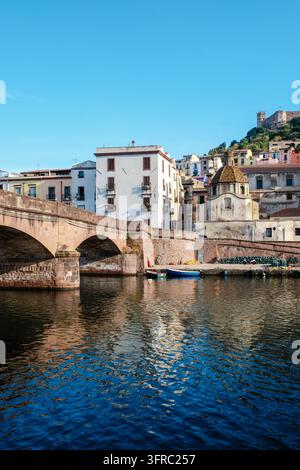 Bosa, une ville pittoresque en Sardaigne, en Italie, met en valeur ses magnifiques bâtiments riverains qui se reflètent dans les eaux tranquilles, invitant les visiteurs à explorer Banque D'Images