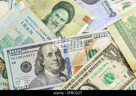 Vue de dessus de billets en dollars américains et en rials iraniens. États-Unis Banque D'Images