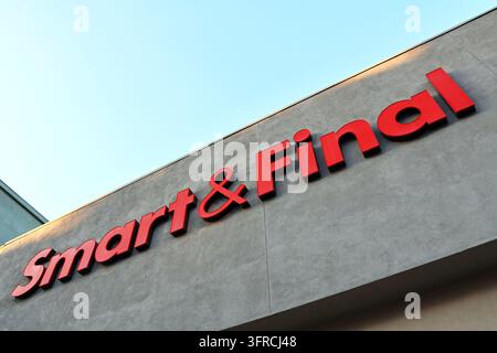 Panneau du supermarché Smart & Final. Détailant américain de produits d'épicerie proposant des aliments, des fournitures ménagères et des produits en gros volumes Banque D'Images
