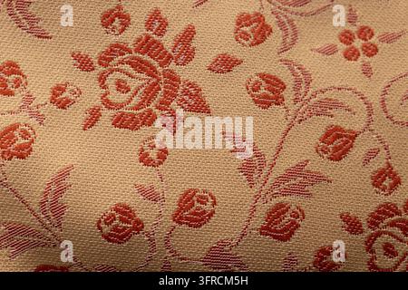 Tissu d'ameublement vintage à motif floral avec motif de rose rouge sur fond tissé beige Banque D'Images