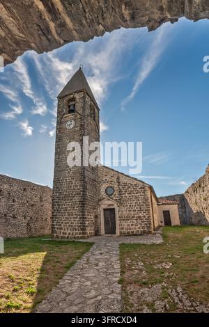Église de la Sainte-Trinité dans son enceinte murée, à Hrastovlje, style roman tardif, région du Littoral, Slovénie Banque D'Images