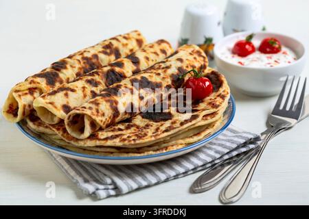 Les lefse norvégiennes traditionnelles sont des crêpes de pommes de terre fines avec une sauce aigre et épicée Banque D'Images