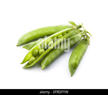 Jeunes cosses de petits pois sur fond blanc en gros plan. Aliment sain Banque D'Images