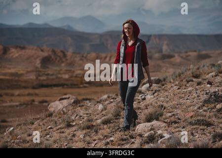 Jeune femme promenades touristiques dans les montagnes Banque D'Images