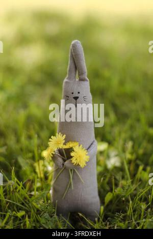 Jouet mignon fait à la main respectueux de l'environnement sur l'herbe par une journée d'été ensoleillée Banque D'Images