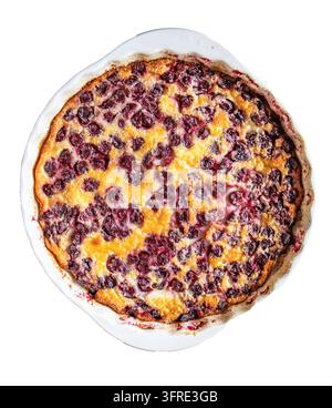 Plat de cuisson en céramique rond et blanc avec un gâteau aux cerises CLAFUTI fraîchement cuit, vue de dessus. isolé sur fond blanc Banque D'Images