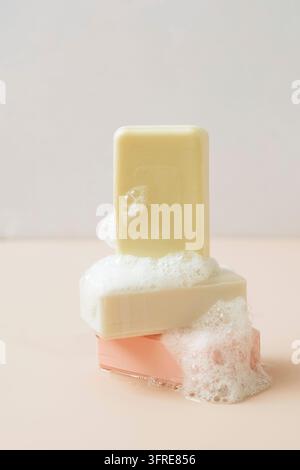 Un bar de savon naturel bio fait main avec de grandes bulles de mousse.Santé beauté produits naturels concept.Cosmétiques naturels biologiques.Léger et minimaliste Banque D'Images