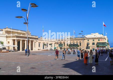 Valletta, Malte, 27 septembre 2024, Touristes et habitants profitant d'une journée ensoleillée sur la place de Castille à La Valette, Malte, avec l'Auberge de Castille dans le Banque D'Images