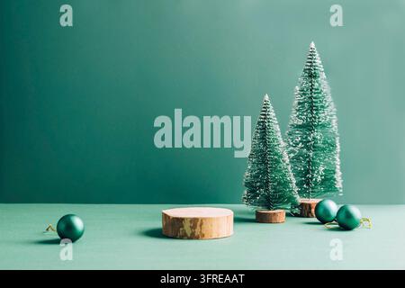 Podium de scène de Noël festif pour la présentation de nouveaux produits, vente promotionnelle. Vitrine en bois découpée à la scie, jouets de Noël sur fond vert, espace de copie. Banque D'Images