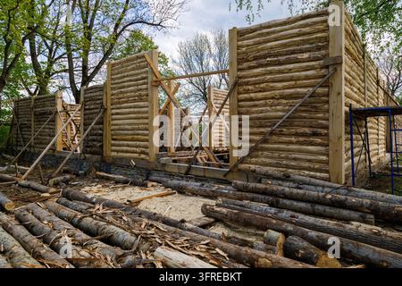 maison traditionnelle en bois mur de bois pelé pendant le processus de pavage avec des props diagonaux, le renflement en cours Banque D'Images