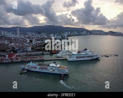 George Town, Penang, Malaisie – 27e siècle mai 2022 : Vue aérienne d'un remorqueur déplaçant le navire de croisière Aegean Paradise arrivant au port de Georgetown Banque D'Images