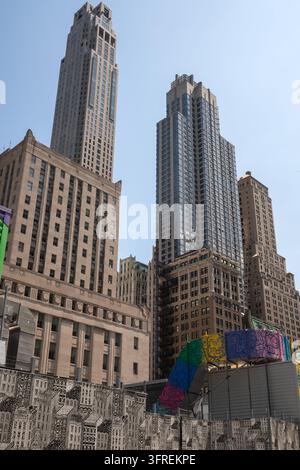 2019 New York City, États-Unis ; Vue des gratte-ciel 30 Park Place et Barclay Tower au-dessus d'une installation d'art de rue colorée dans le Lower Manhattan Banque D'Images